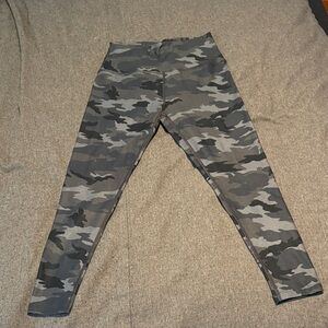 Beyond Yoga camo leggings, EUC, L